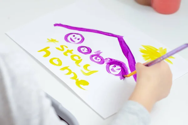 子供の手は屋根の下に家族のシルエットを描きます Stay Home Words Brush Watercolor White Paper Home — ストック写真