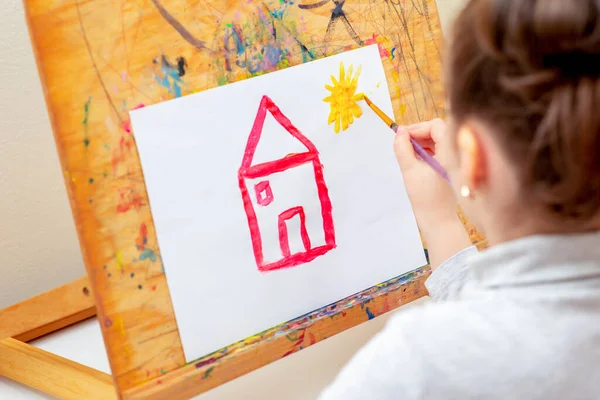 Kind Tekent Huis Met Aquarellen Ezel — Stockfoto