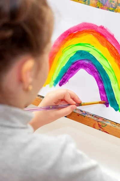 Kind Zeichnet Regenbogen Mit Aquarellen Auf Das Blatt Papier Auf — Stockfoto