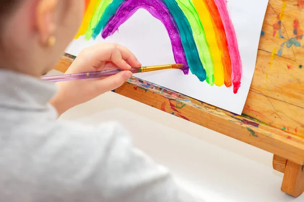 Kind Zeichnet Regenbogen Mit Aquarellen Auf Das Blatt Papier Auf — Stockfoto