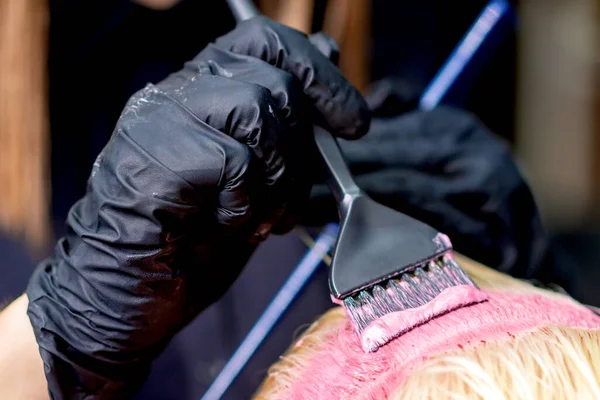 Закрытие Рук Парикмахера Окрашивающего Волосы Женщины Розовый Цвет Окрашивание Волос — стоковое фото