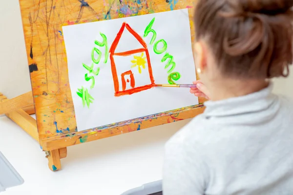 Kind Zeichnet Rotes Haus Mit Den Worten Stay Home Auf — Stockfoto