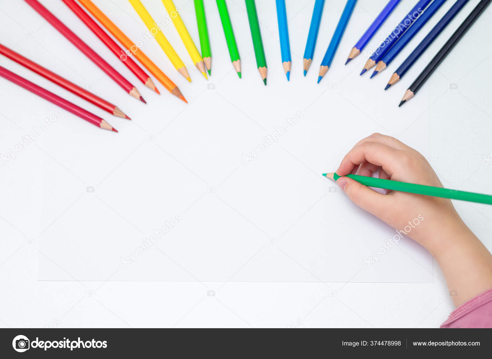 Dessin À La Main D'enfant Avec Des Crayons De Couleur Sur Un