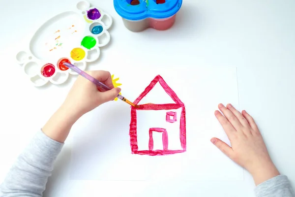 Seitenansicht Der Hand Des Mädchens Mit Bleistiftzeichnung Traumhaus Auf Weißem — Stockfoto