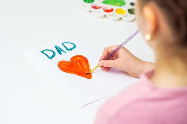 Enfant Dessine Coeur Rouge Avec Mot Papa Carte Vœux Sur — Photo