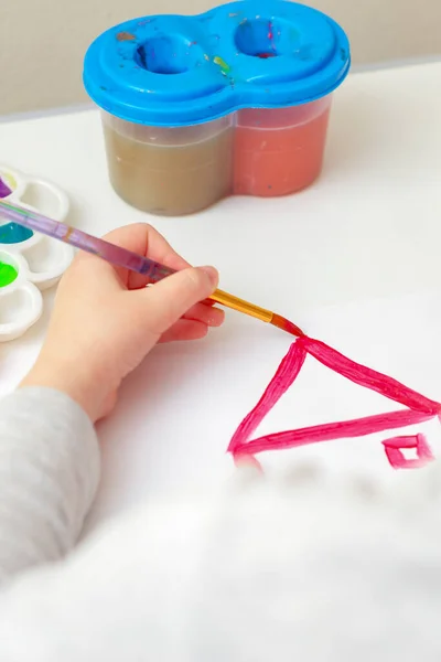Nahaufnahme Der Kinderhand Mit Pinsel Zeichnung Des Hauses Auf Weißem — Stockfoto