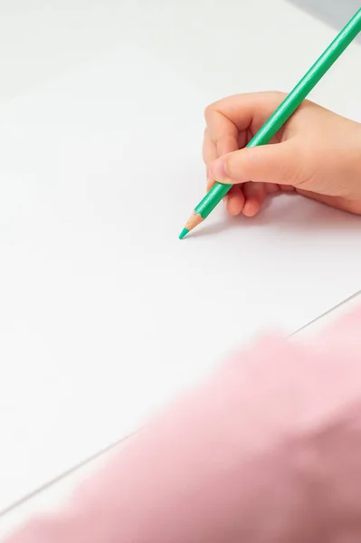 Kinderhandmalerei Mit Grünem Bleistift Auf Weißem Papier Kopierraum Attrappe — Stockfoto