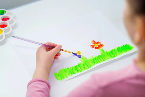 Mano Niño Dibujando Flores Sobre Hierba Verde Con Pincel Por —  Fotos de Stock