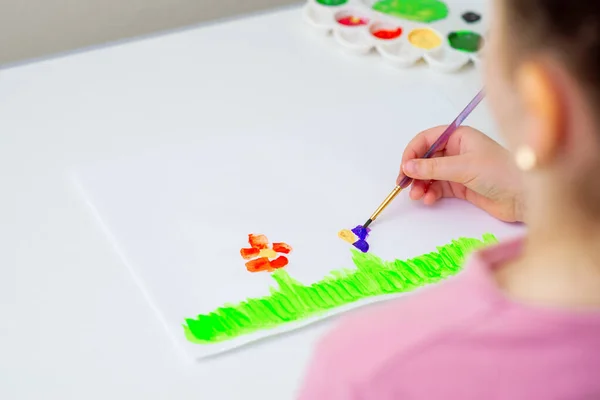 Dziecko Rysuje Kwiaty Akwarelami Białym Papierze Koncepcja Dnia Dziecka Ziemi — Zdjęcie stockowe