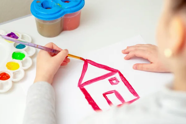 Kinderhand Mit Pinsel Zeichnet Das Haus Auf Weißem Papier Mit — Stockfoto