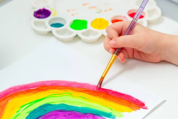 Zbliżenie Malowanie Tęczy Pędzlem Podczas Kwarantanny Koronawirusowej Domu Dzieci Domu — Zdjęcie stockowe