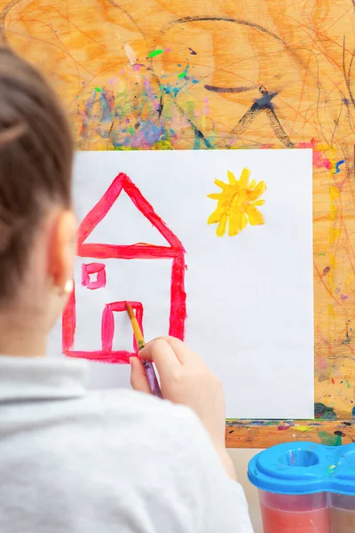 Niño Está Dibujando Casa Con Acuarelas Caballete —  Fotos de Stock
