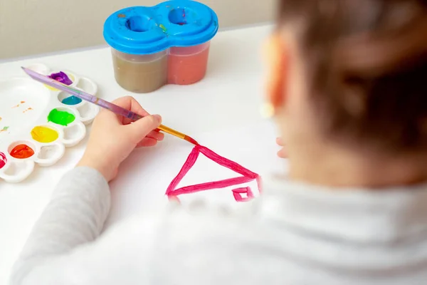 Mano Niño Con Pincel Dibujando Casa Sobre Papel Blanco Por —  Fotos de Stock