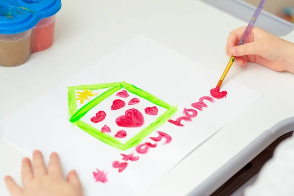 Kinderhände Zeichnen Stay Home Wörter Unter Bemalten Haus Mit Herzen — Stockfoto