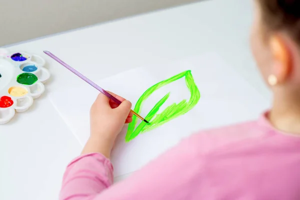 子供は白い紙に水彩で緑の葉を描いています 地球の日と環境保護の概念 — ストック写真
