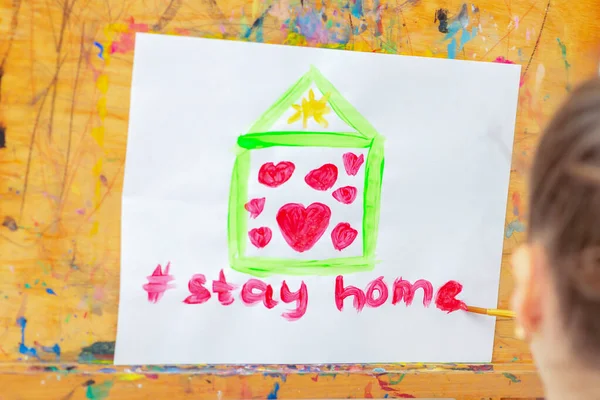 Kind Zeichnet Während Der Quarantäne Hause Ein Grünes Haus Mit — Stockfoto