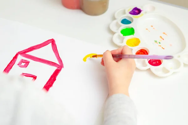 Kleine Kinderhand Zeichnet Haus Und Sonne Mit Aquarellen Bildung Und — Stockfoto