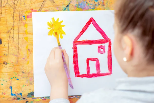 Kleines Mädchen Zeichnet Der Schule Gelbe Sonne Und Rotes Haus — Stockfoto