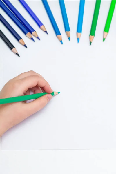 Draufsicht Der Mädchenhandzeichnung Auf Weißem Blankopapier Mit Grünem Bleistift Attrappe — Stockfoto