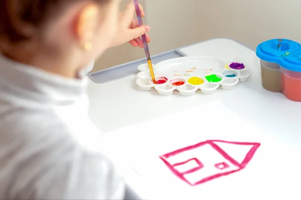 Hände Eines Kleinen Kindes Zeichnen Ein Haus Mit Aquarellen Kreativität — Stockfoto