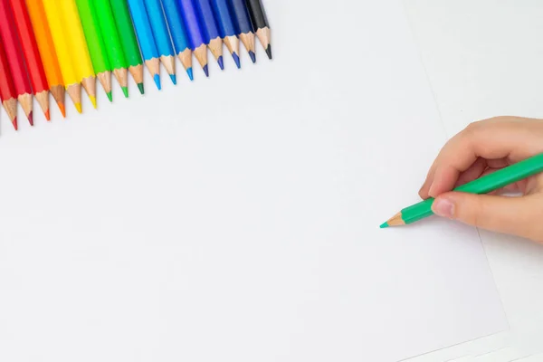 孩子们用一套彩色铅笔在白纸上画画的顶部视图 复制文本的空间 莫科普 — 图库照片