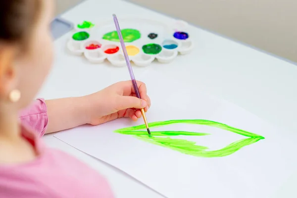 Niño Está Dibujando Hoja Verde Por Acuarelas Sobre Papel Blanco — Foto de Stock
