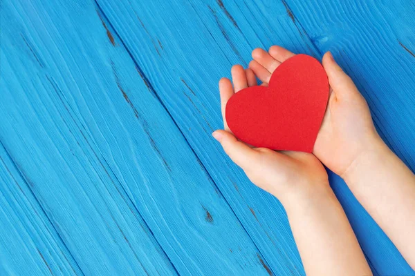 Κάτοψη Της Κόκκινης Καρδιάς Στα Χέρια Του Παιδιού Ένα Μπλε — Φωτογραφία Αρχείου