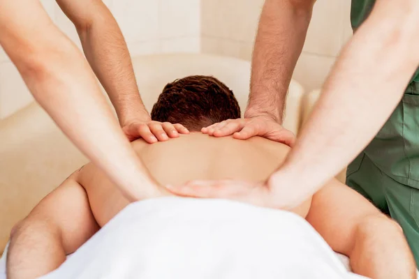 Jeune Homme Recevant Massage Dos Dans Salon Spa — Photo