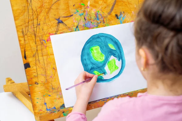Bambina Sta Disegnando Terra Acquerello Carta Bianca Cavalletto Legno Concetto — Foto Stock