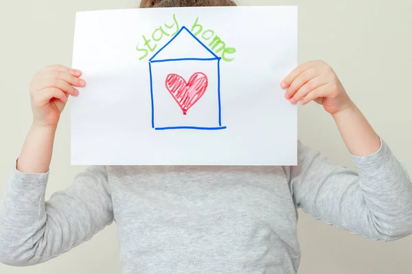 Kinderhände Mit Einem Bild Des Hauses Mit Herz Und Den — Stockfoto
