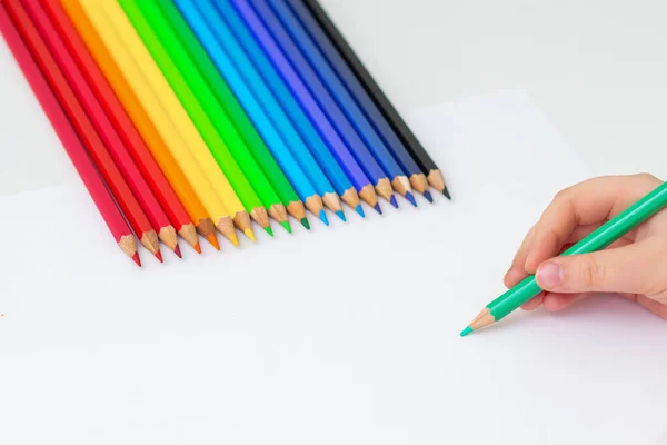 在白纸上用彩色铅笔在白色背景上画孩子的手 复制文本的空间 有选择的重点 — 图库照片