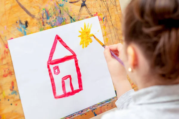 Kind Zeichnet Haus Mit Aquarellen Auf Staffelei — Stockfoto