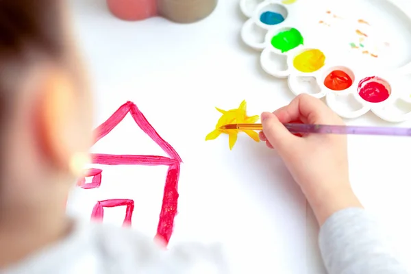 Vista Dall Alto Piccola Mano Bambino Disegno Casa Sole Acquerelli — Foto Stock