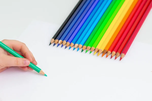 Mão Menina Desenho Papel Branco Com Lápis Coloridos Fundo Branco — Fotografia de Stock