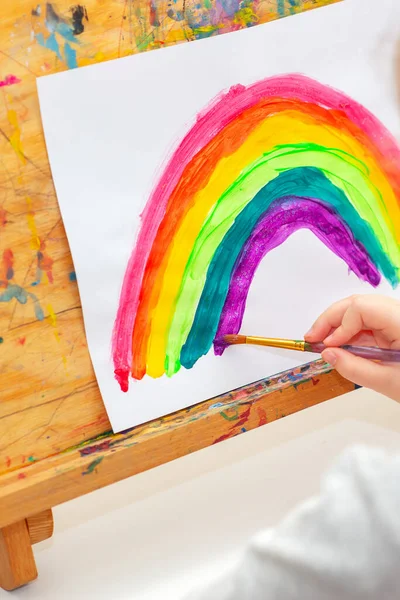 Kind Zeichnet Regenbogen Mit Aquarellen Auf Das Blatt Papier Auf — Stockfoto