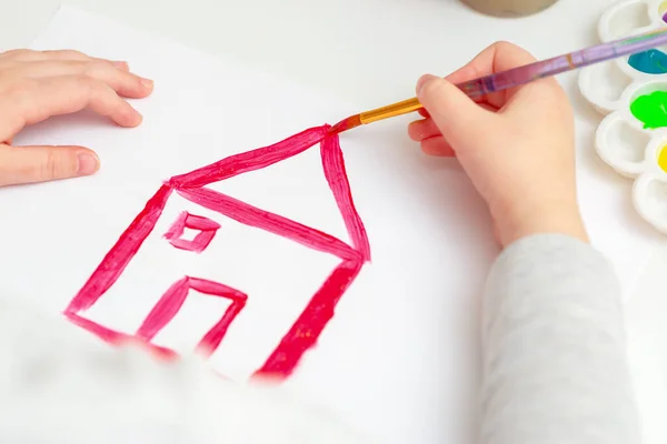 Kind Zeichnet Hausdach Mit Aquarellen Auf Weißem Papier — Stockfoto