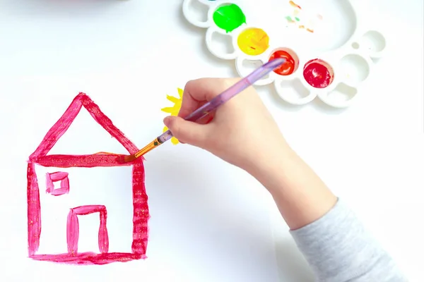 Draufsicht Der Kinderhand Mit Bleistift Zeichnet Bild Des Roten Hauses — Stockfoto