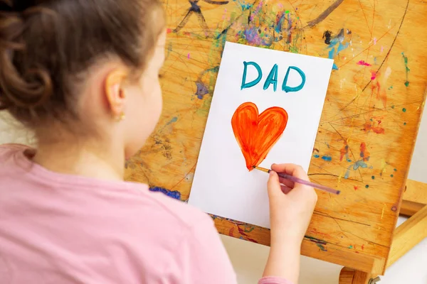 Enfant Dessine Coeur Rouge Avec Mot Papa Carte Vœux Sur — Photo