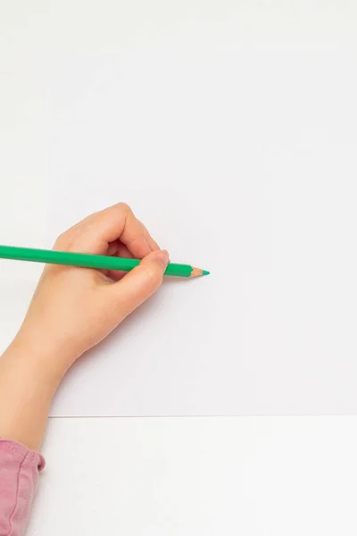用绿色铅笔把孩子的左手画在白纸上的俯视图 空出你的文字空间 莫科普 — 图库照片