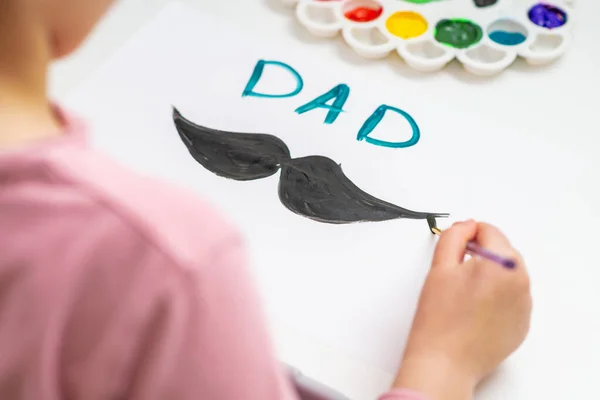 Bambino Sta Disegnando Baffi Neri Con Parola Papà Carta Bianca — Foto Stock