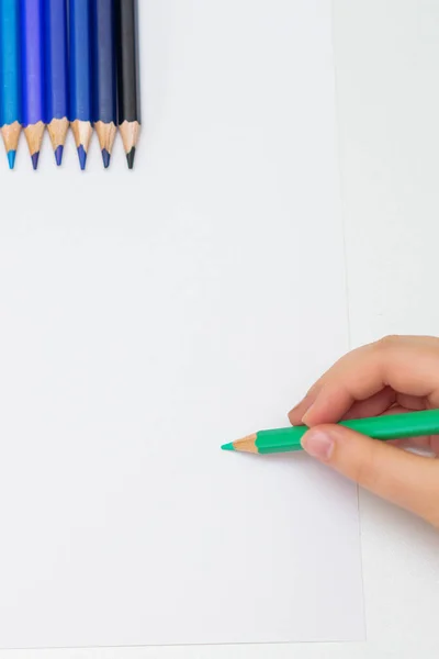 Draufsicht Der Mädchenhandzeichnung Auf Weißem Blankopapier Mit Grünem Bleistift Attrappe — Stockfoto