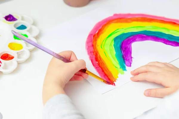 Mano Niño Pintando Arco Iris Durante Pandemia Coronavirus —  Fotos de Stock