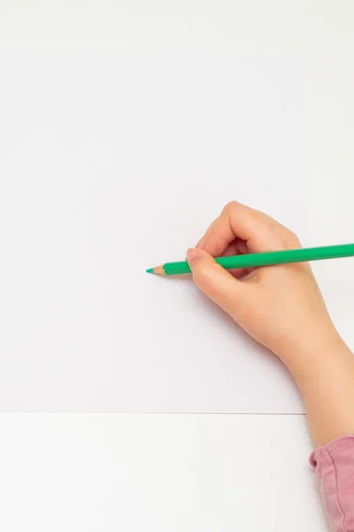 女孩用绿色铅笔在白纸上手绘的头像 空白的文字空间 — 图库照片