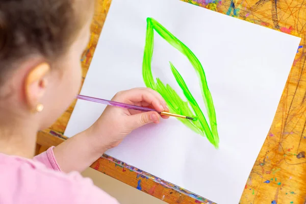 Chiquilla Dibuja Hoja Verde Con Pincel Por Las Acuarelas Sobre —  Fotos de Stock