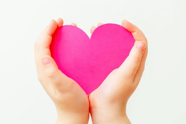 Κοντινό Πλάνο Της Χάρτινης Καρδιάς Μικρά Χέρια Του Παιδιού Λευκό — Φωτογραφία Αρχείου