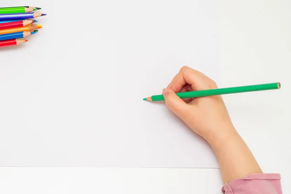 孩子用铅笔在白纸上手绘的头像 学校活动的概念 复制文本的空间 打起精神 — 图库照片