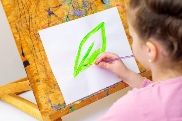 Copilul Desenează Frunze Verzi Prin Acuarelă Hârtie Albă Șevalet Ziua — Fotografie, imagine de stoc