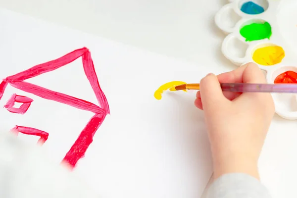 Enfant Dessine Soleil Maison Rouge Avec Des Aquarelles Sur Feuille — Photo