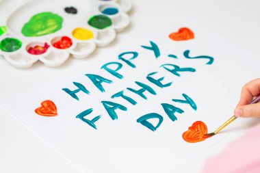 Çocuğun kırmızı kalbini, beyaz kağıda 