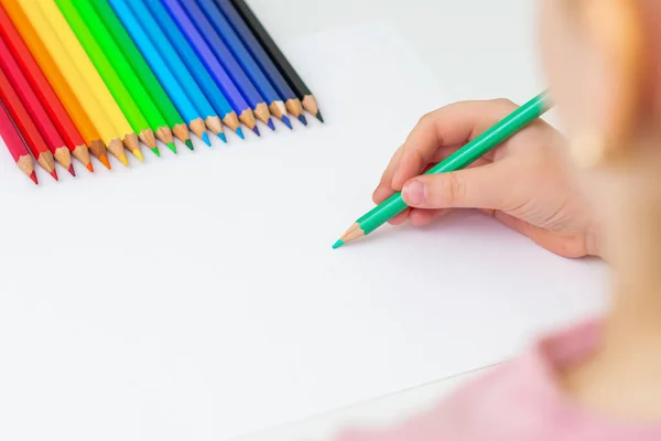 Kind Tekent Met Kleurrijke Potloden Wit Papier Kopieer Ruimte Voor — Stockfoto